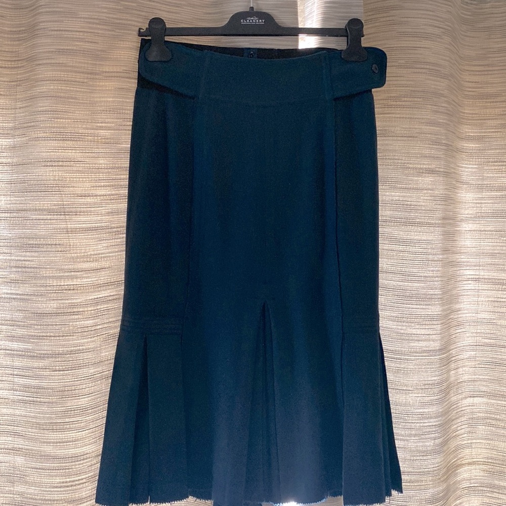 Donna Karan Collection skirt. US size 8. Wool blend. Made in Italy.
